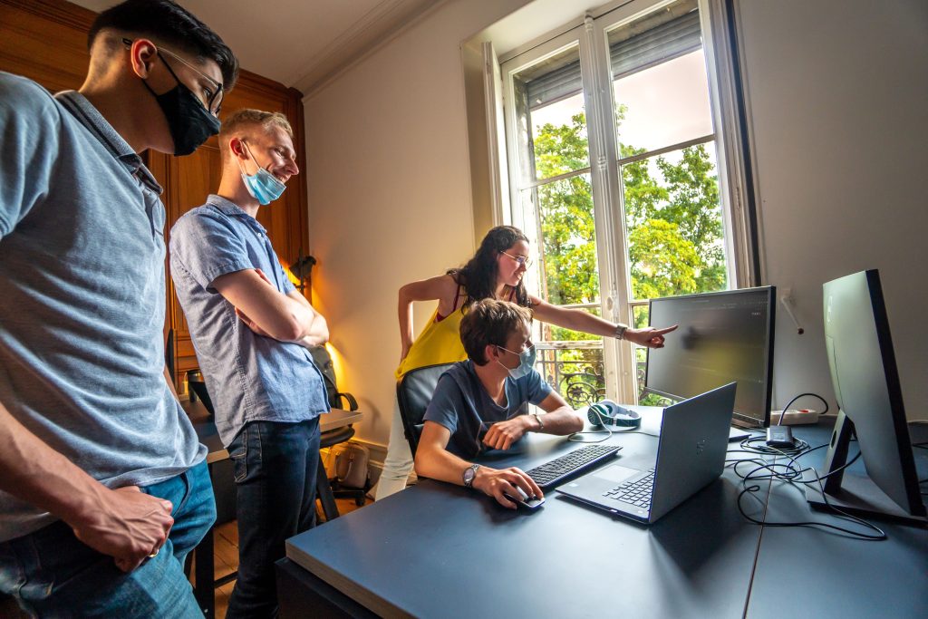 La Formation PMP en ligne : les avantages pour les professionnels de la gestion de projet Une équipe de professionnels motivés travaillant ensemble pour gérer un projet avec succès. La collaboration et la coordination sont au cœur de la gestion de projet efficace.