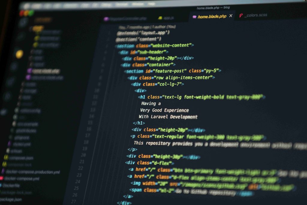 IA Codage : Comment révolutionne-t-elle le développement logiciel ? L'ère numérique actuelle est marquée par des innovations technologiques qui transforment tous les aspects de notre vie. Parmi ces avancées, l'intelligence artificielle (IA) joue un rôle crucial, notamment dans le domaine du développement logiciel.